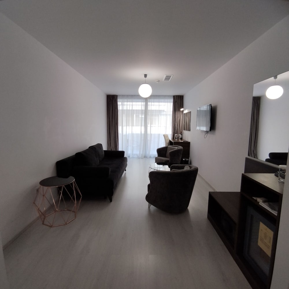 INTERNATIONAL ATENE HOTEL 28/48