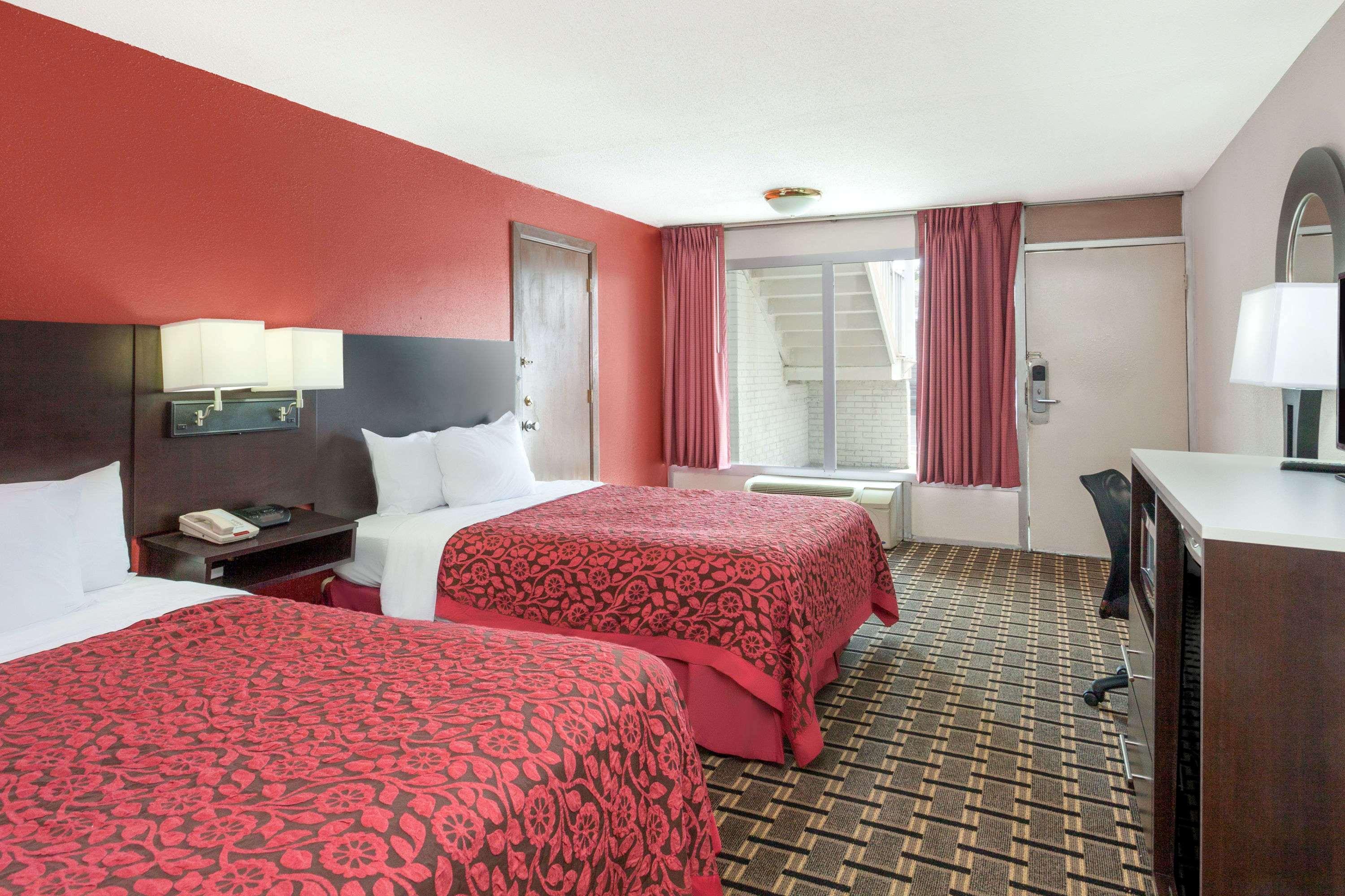 Days Inn By Wyndham Cullman 17/26