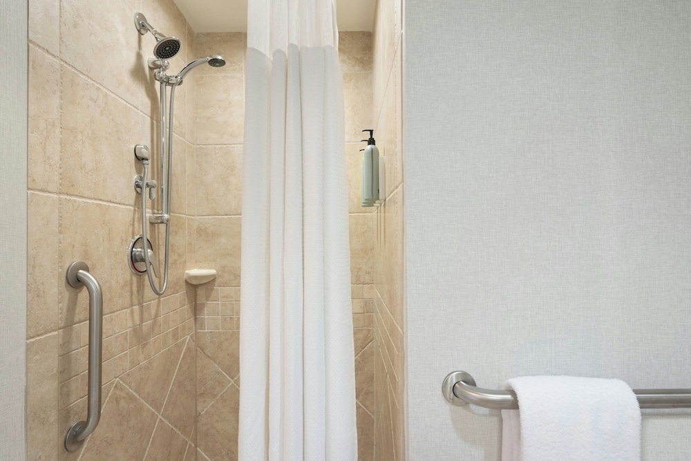 جناح بسرير كينج بشرفة بغرفة نوم واحدة مع أريكة، Courtyard by Marriott Sandestin at Grand Boulevard 7/7