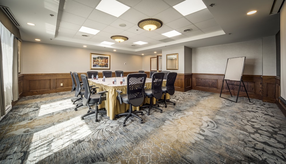 Monte Carlo Inn Airport Suites 59/68
