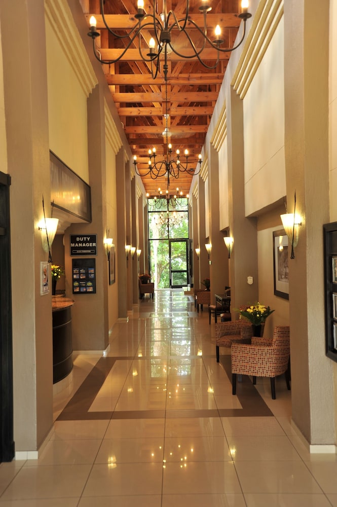 SAFARI LODGE HOTEL & CONVENTION CENTRE 4/50