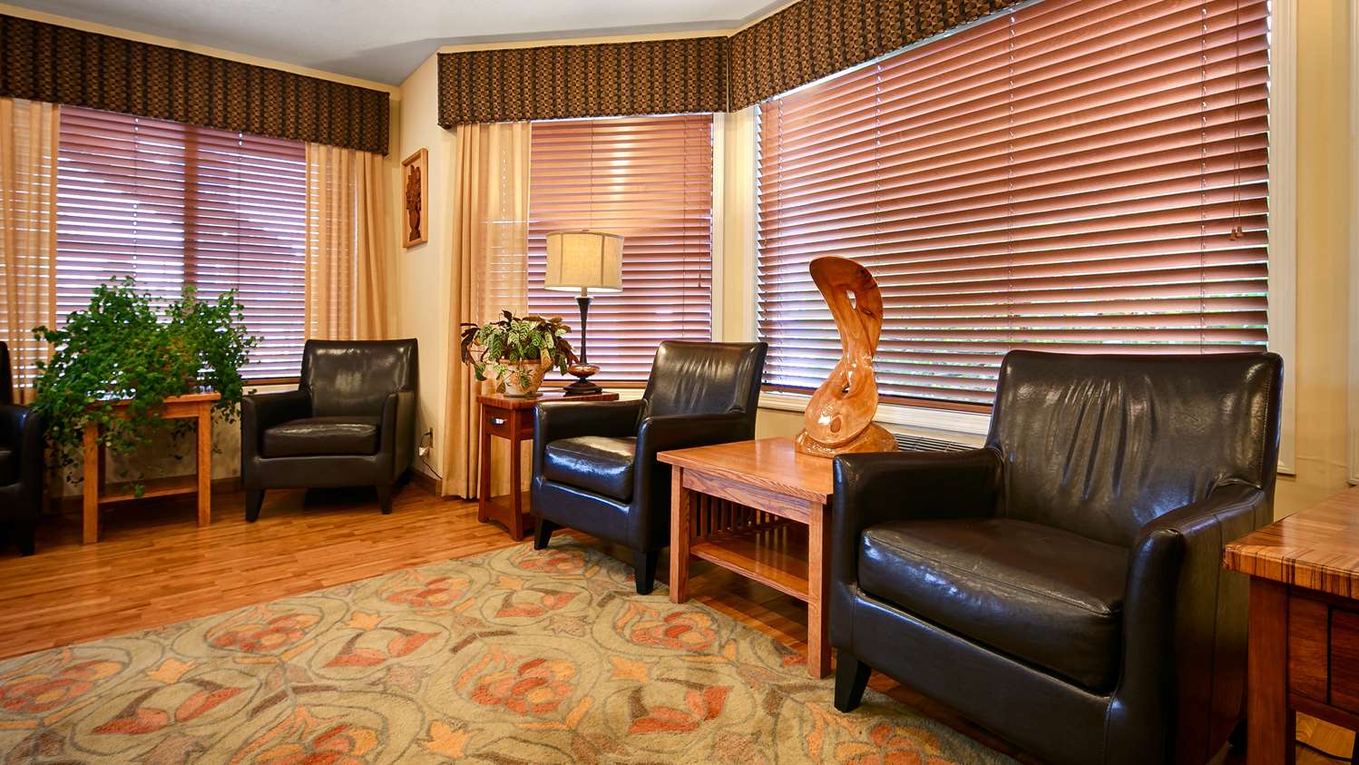 Oakridge Inn and Suites 4/9