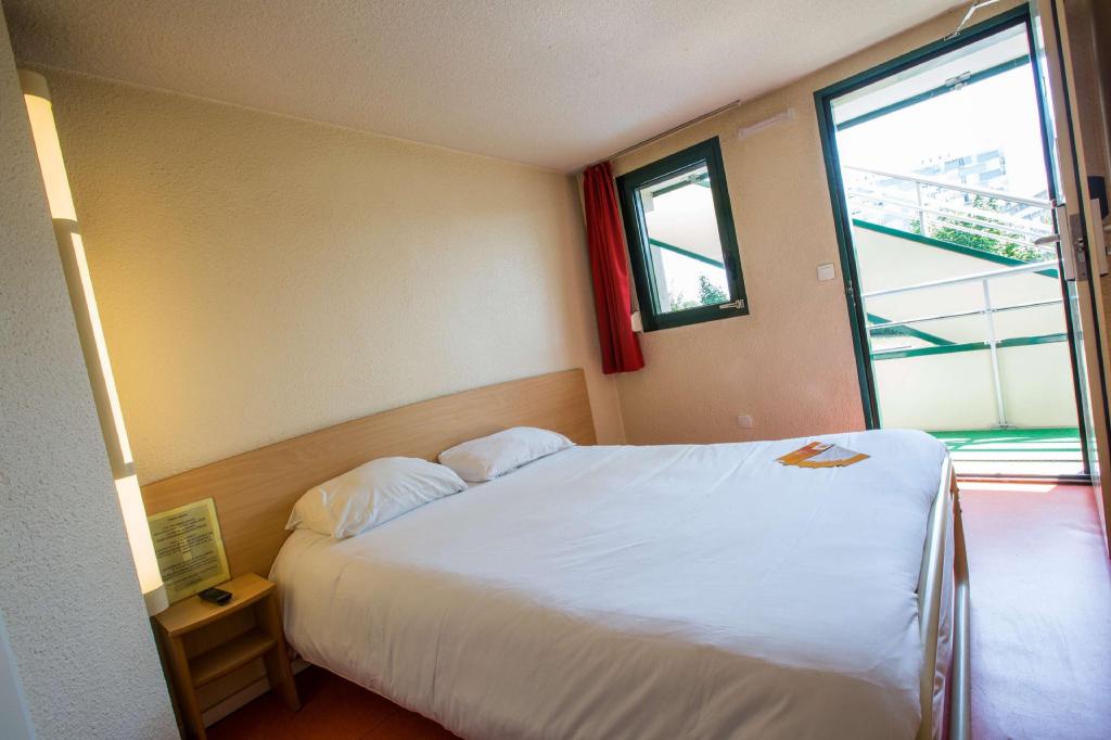غرفة ثلاثية بثلاثة أسرّة