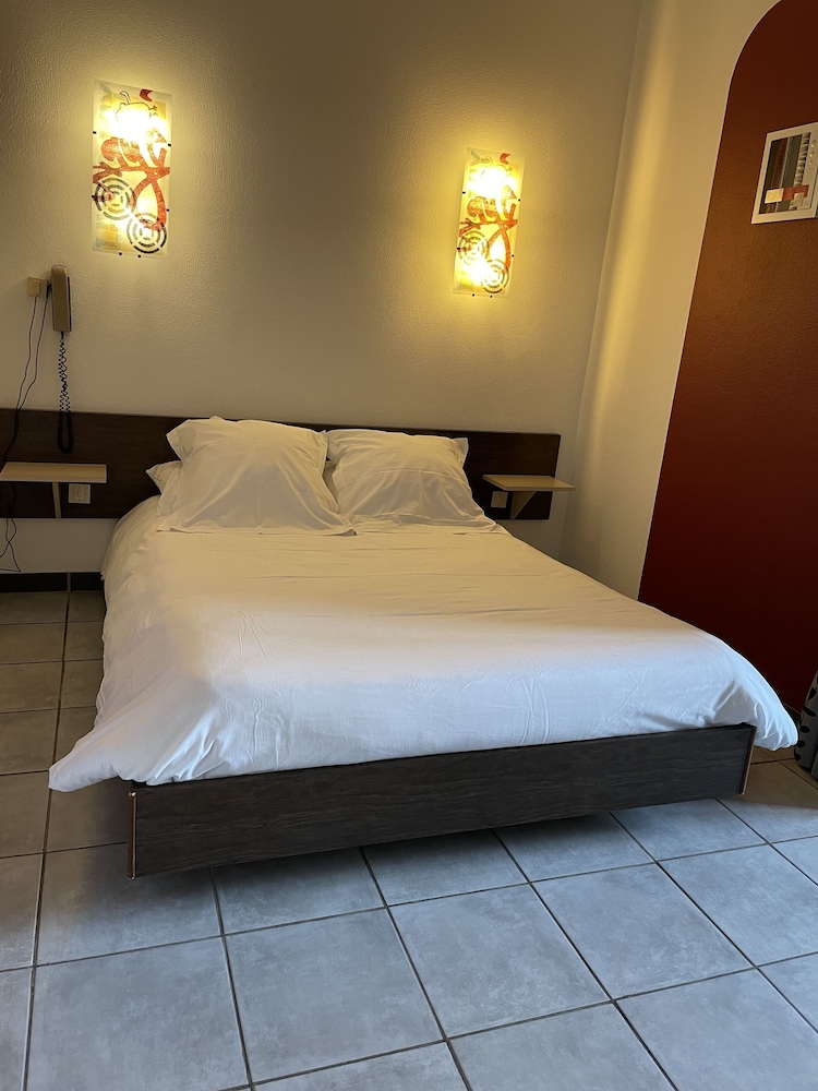 HOTEL LE CLEMENT V 24/66