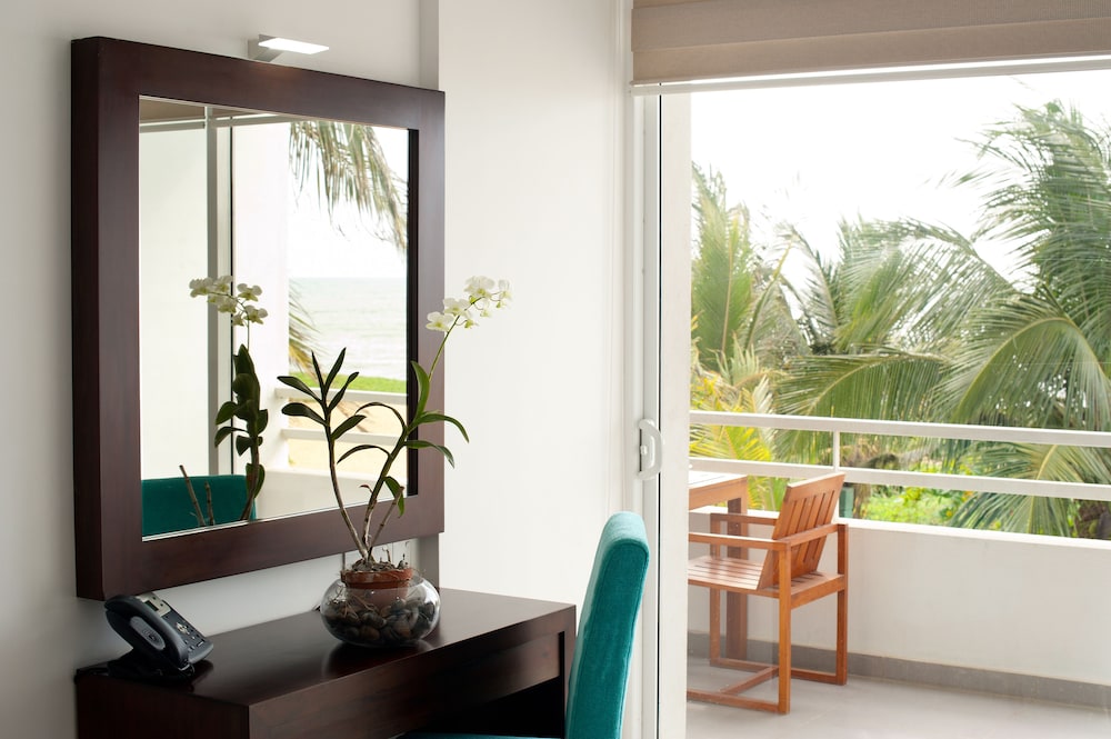 The Beach - All Suite Hotel 34/50