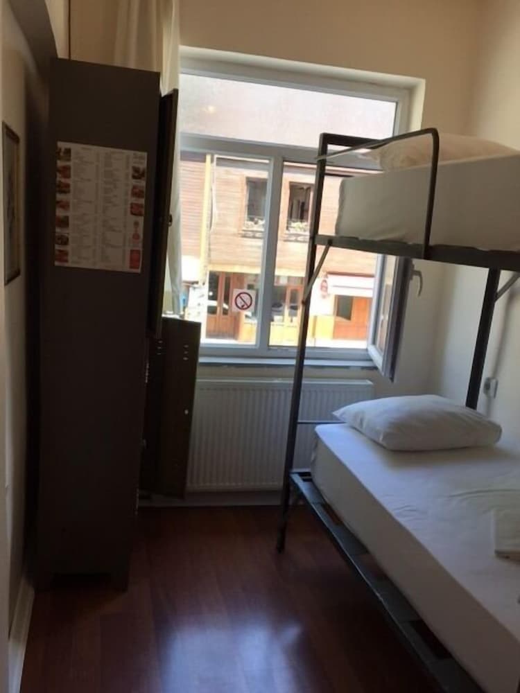 Nobel Hostel 10/36