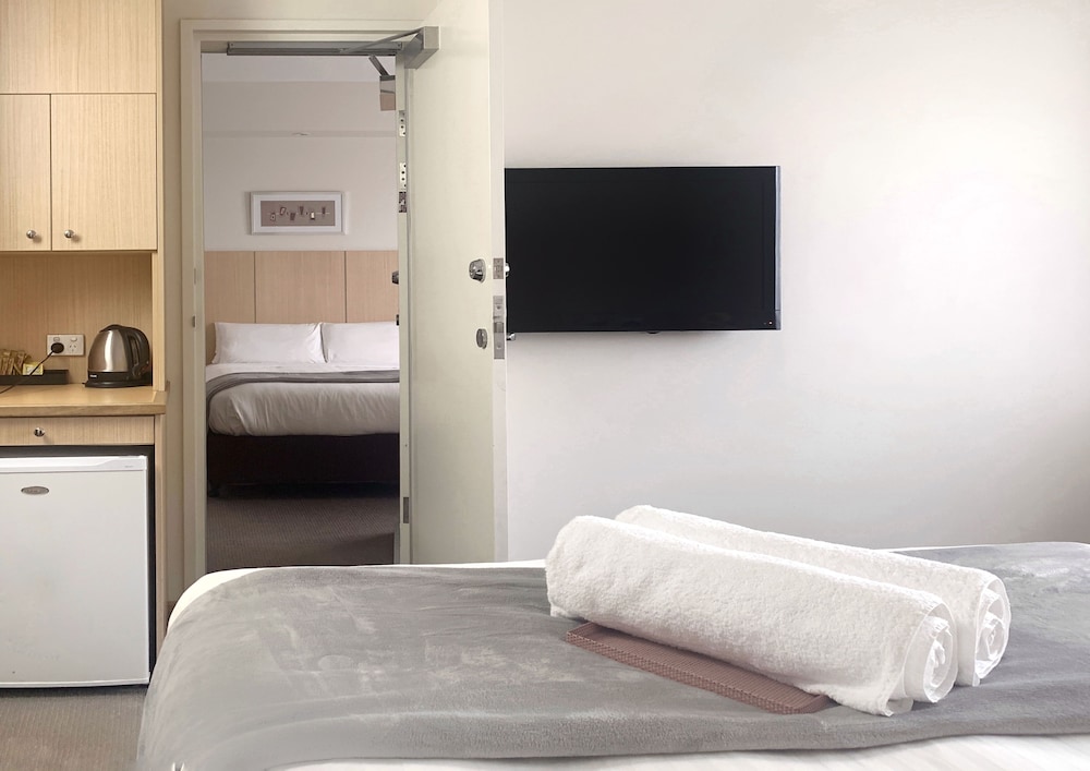 AIRPORT ASCOT MOTEL 30/64