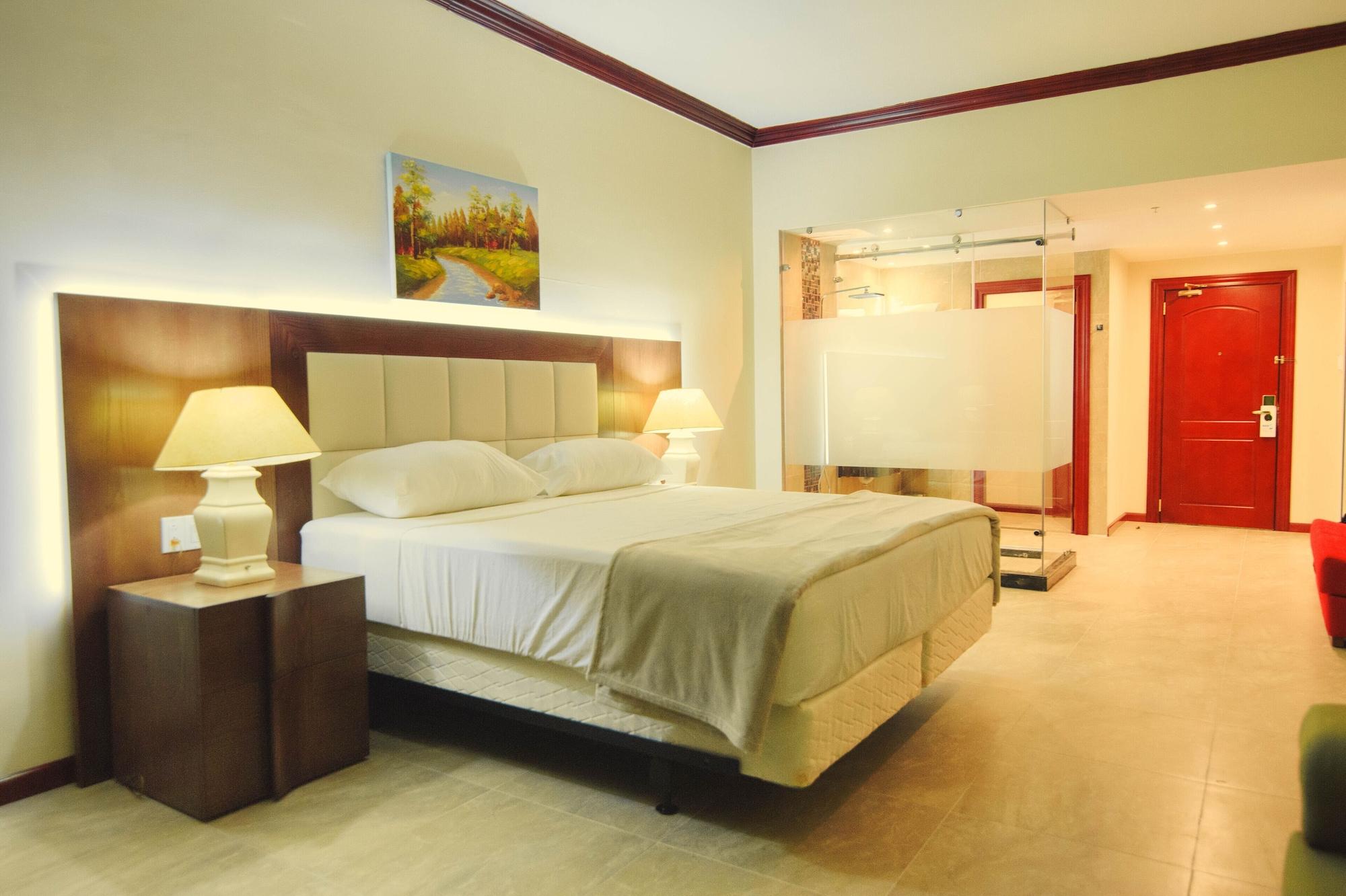 suite, multiple beds, smoking 3/5