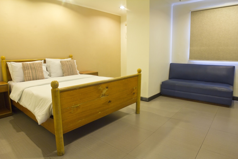 Nichols Airport Hotel 26/61
