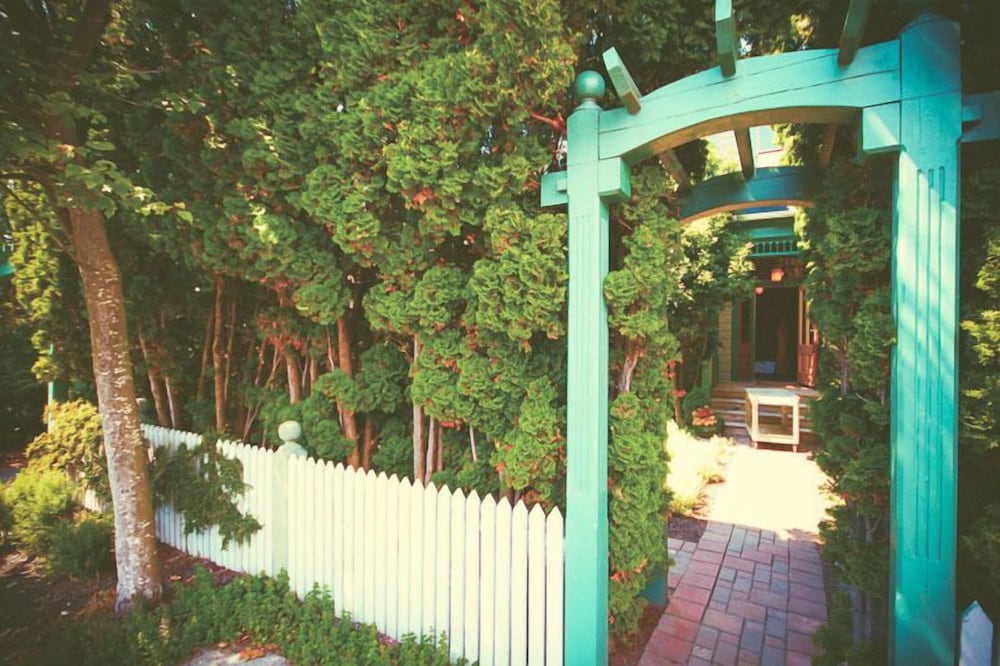 Spinnakers Brew Pub Guest Houses 53/58