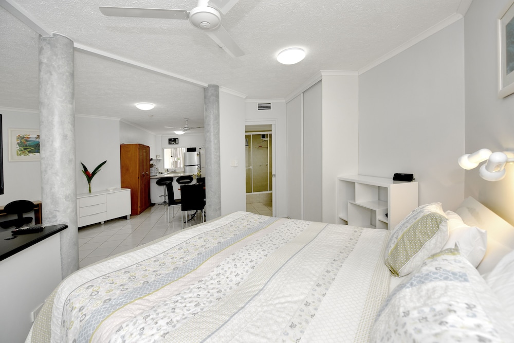 Golden Sands Beachfront Resort 14/70
