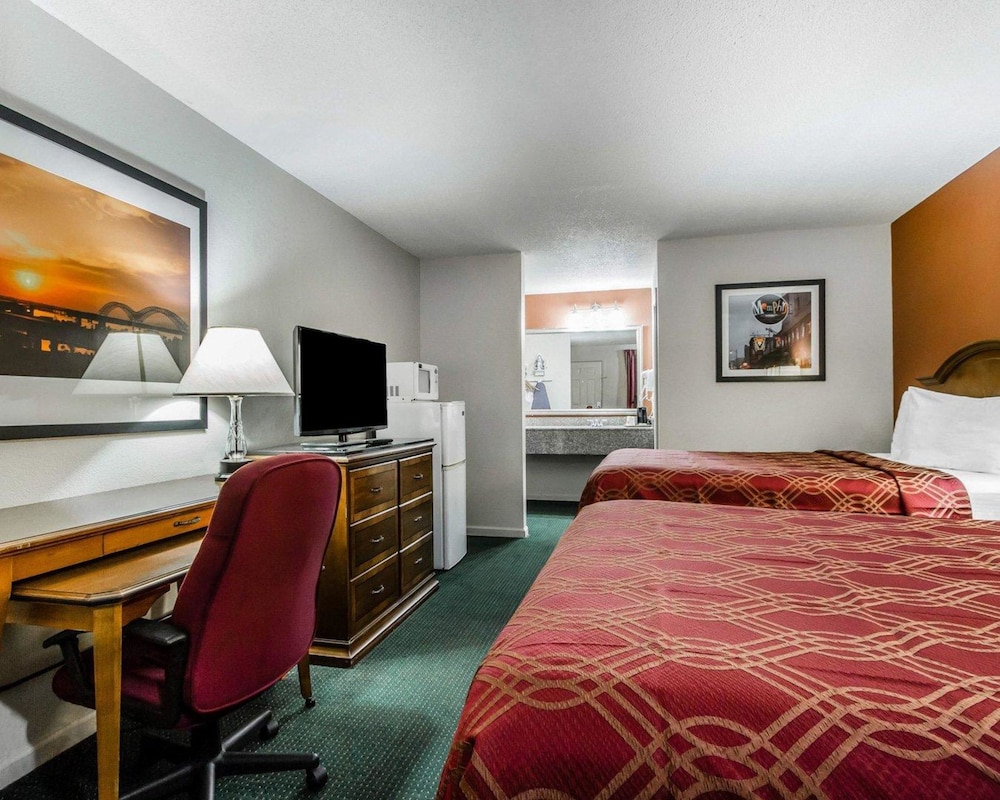 Econo Lodge Inn & Suites Enterprise, AL 14/33