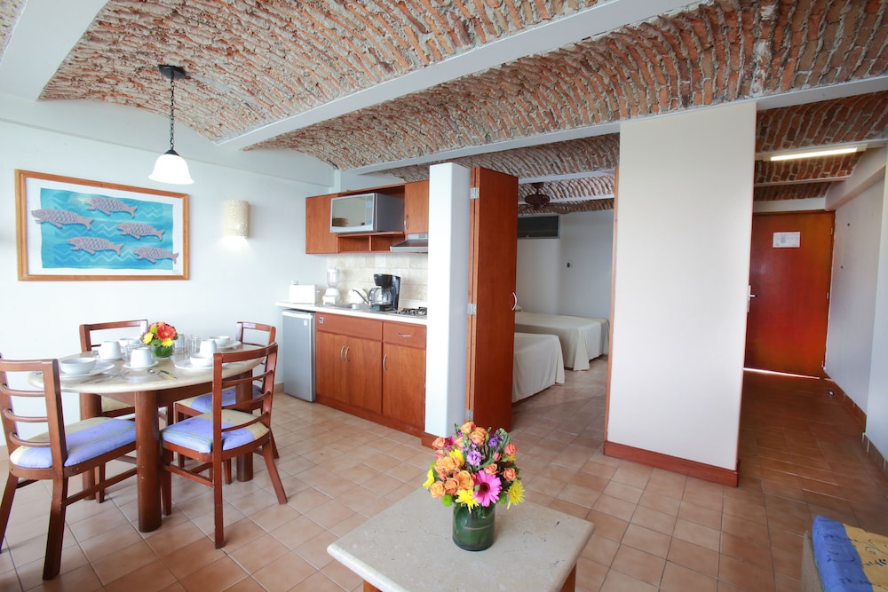 Suites Las Flores Beach Mazatlan 7/50