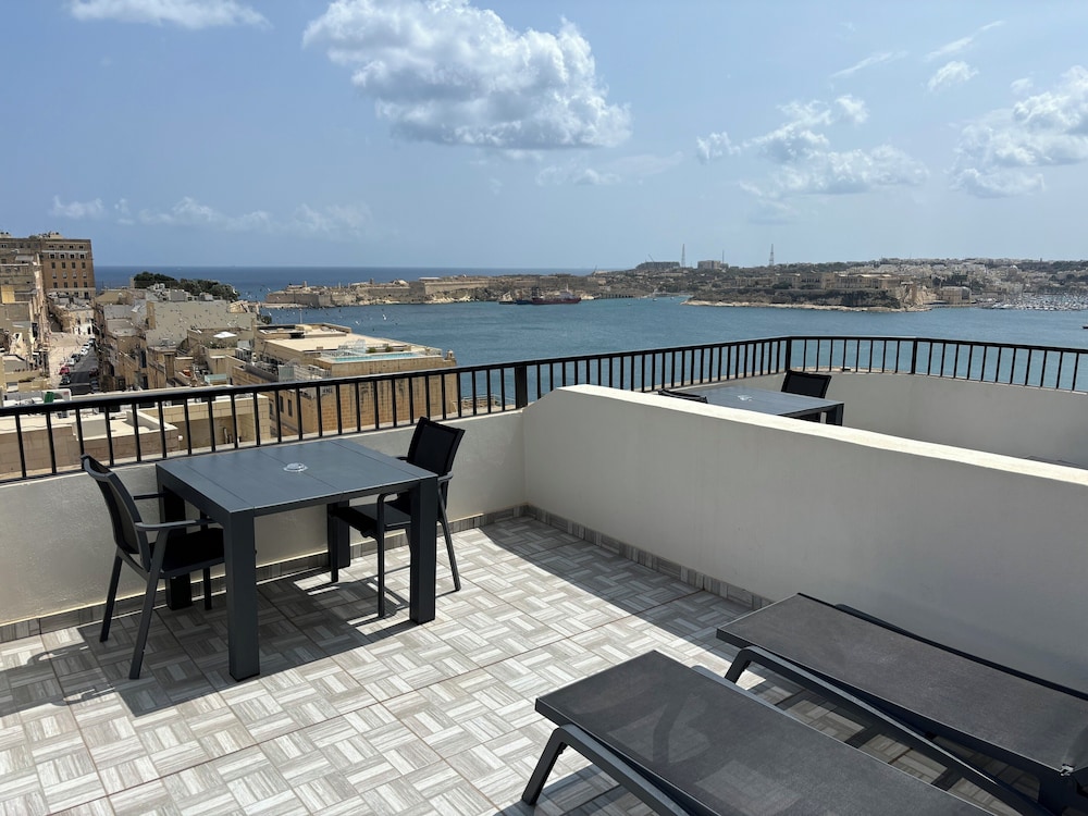 Grand Harbour Hotel 43/45