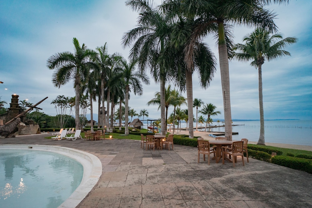 Amatique Bay Hotel 48/58