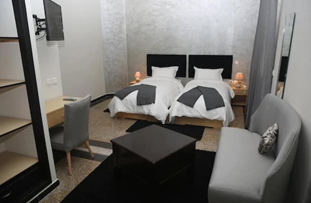 ROOM, TWIN BEDS