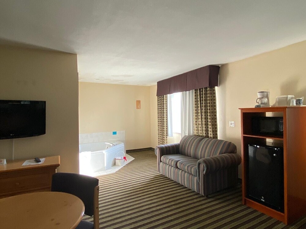 American Inn and Suites Peosta, IA 27/35