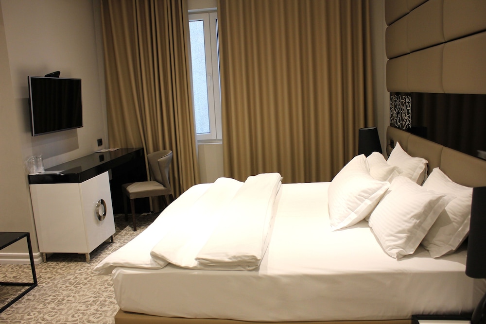 Senator Hotel 20/50