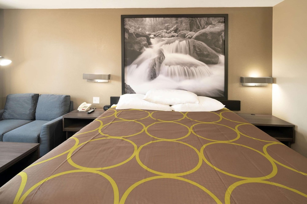 Super 8 by Wyndham Cleveland TN 25/36
