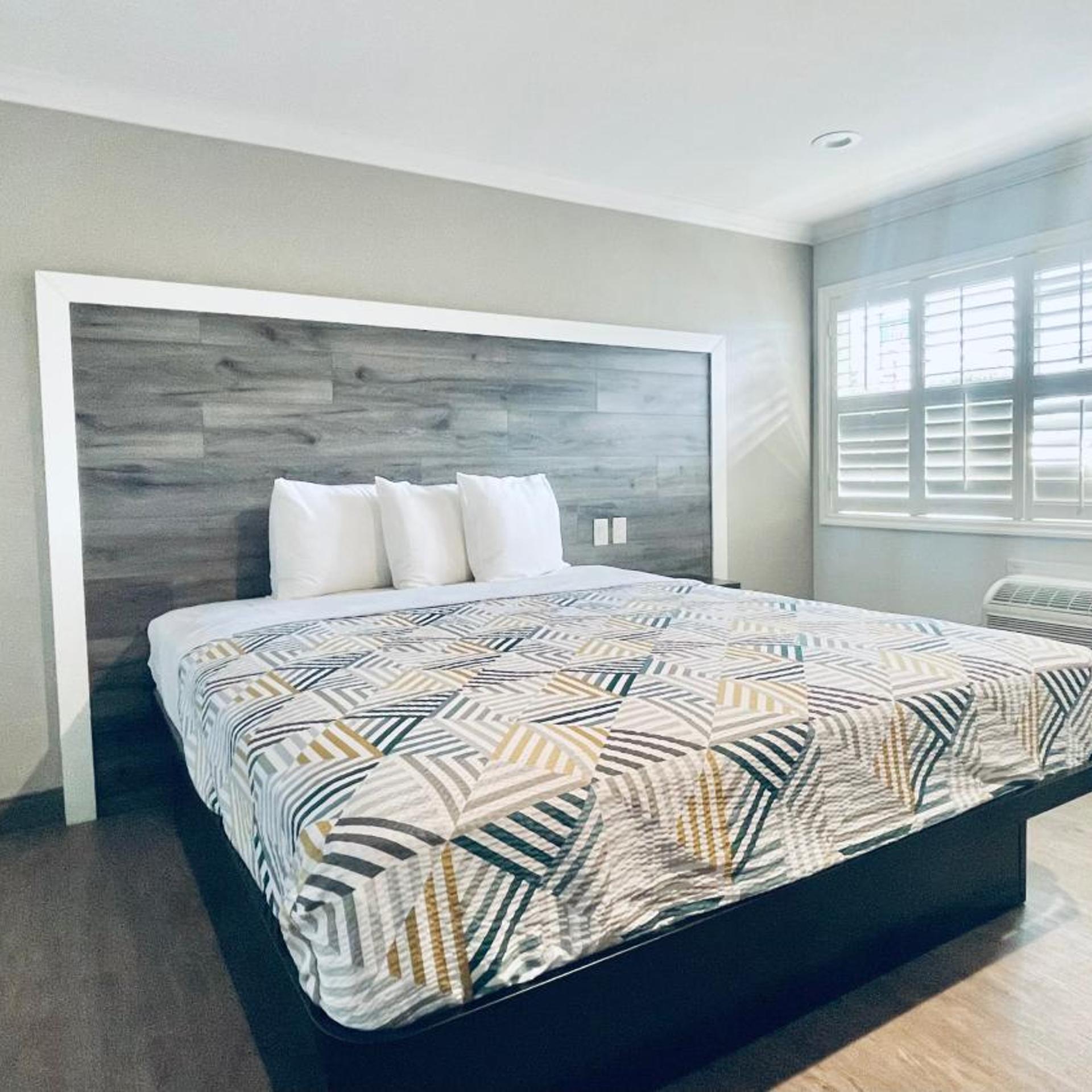 1 King Bed - Mob Acc RI Shwr Nsmk Micfridg