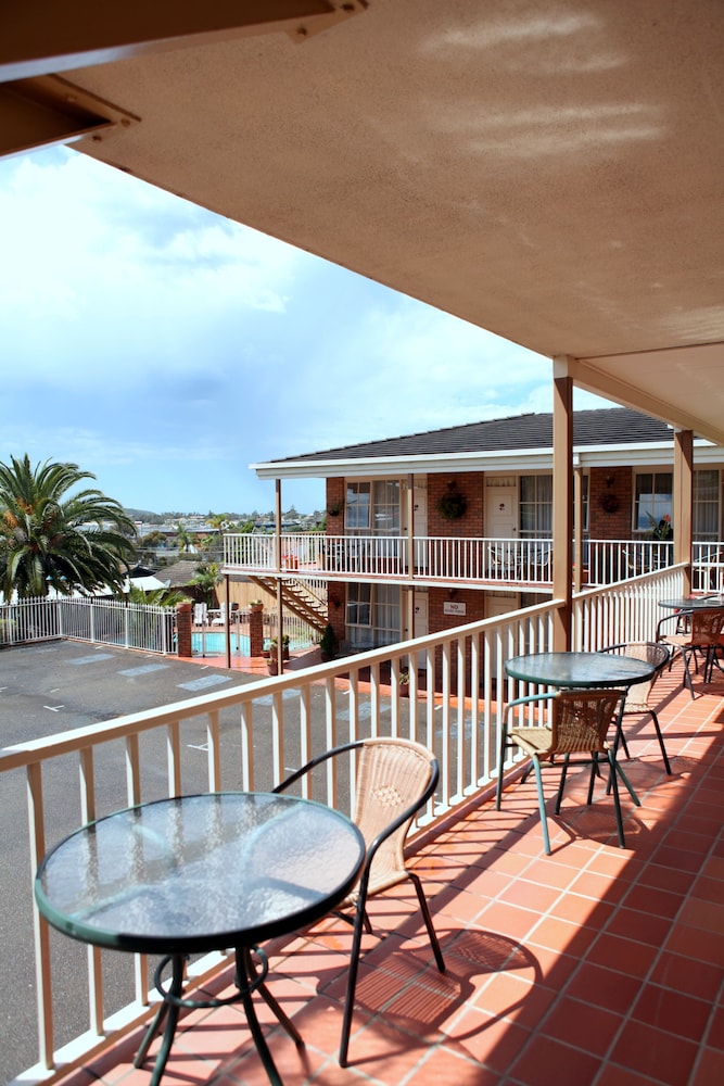 SUMMERHILL MOTOR INN 59/70