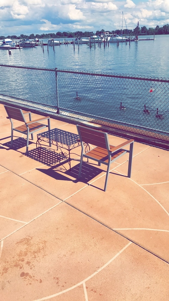 Airport Waterfront Inn 43/59