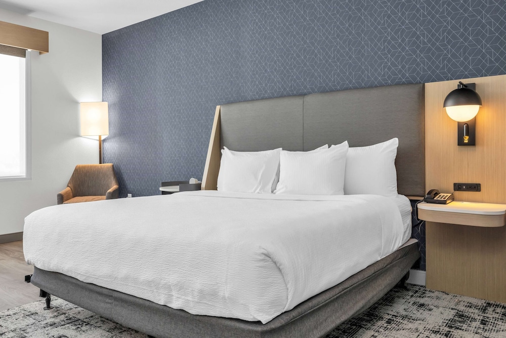 La Quinta Inn & Suites by Wyndham San Jose Silicon Valley 11/50