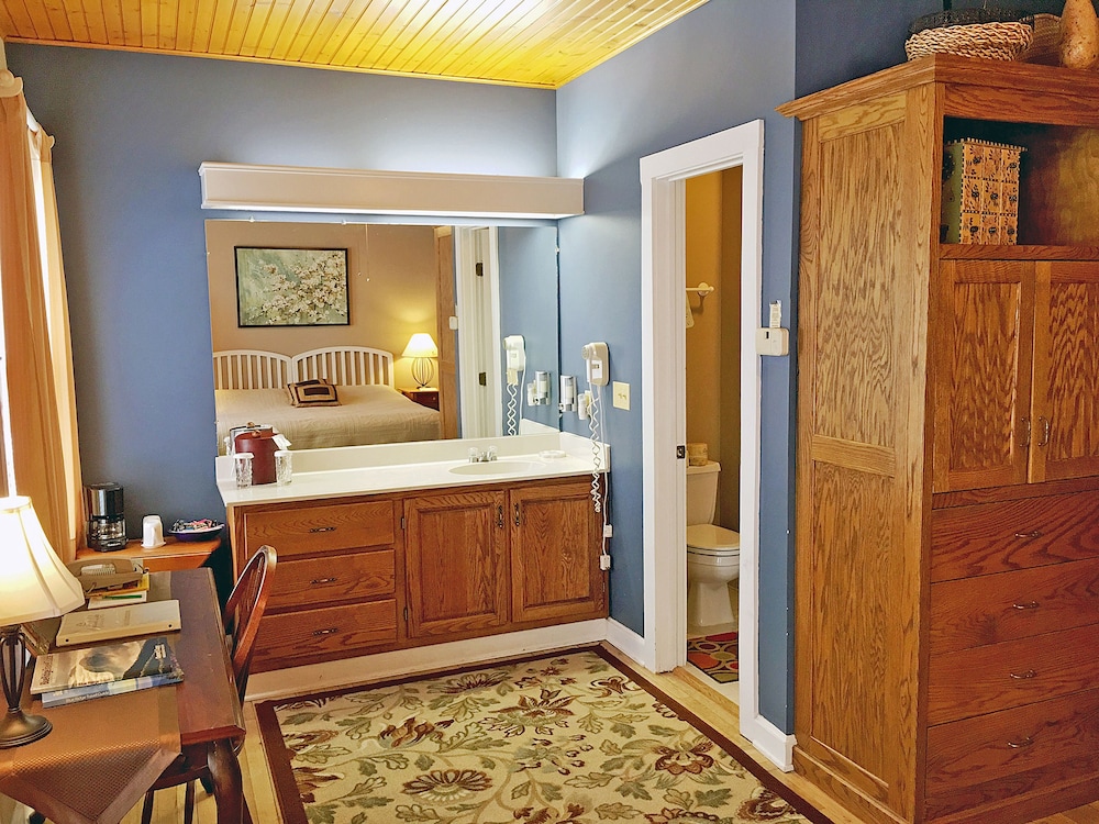 Highland Lake Inn & Resort 5/77