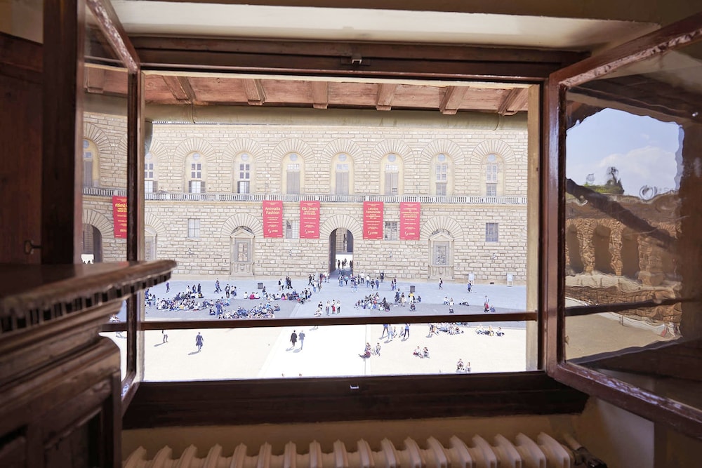 Palace with balcony View to Pitti Palace and the Duomo 3/18