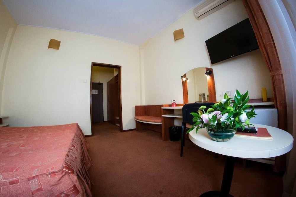 Astoria Hotel 33/50