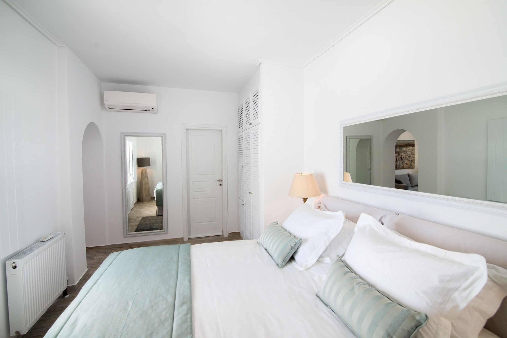 ELLEN, SUITE, PARTIAL SEA VIEW