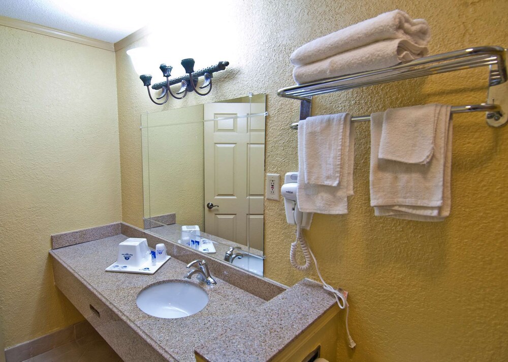 Americas Best Value Inn Suites Pensacola 29/30