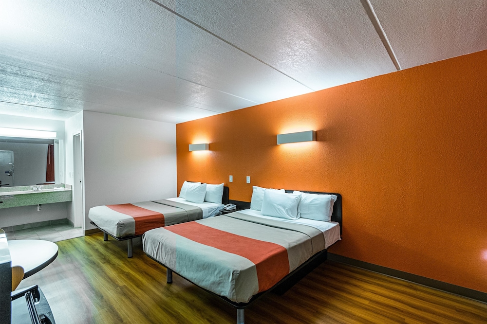 Motel6 Cleveland, TX 25/44