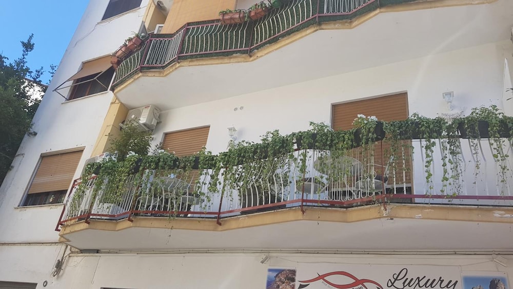 Sorrento Flower Rooms 1/23