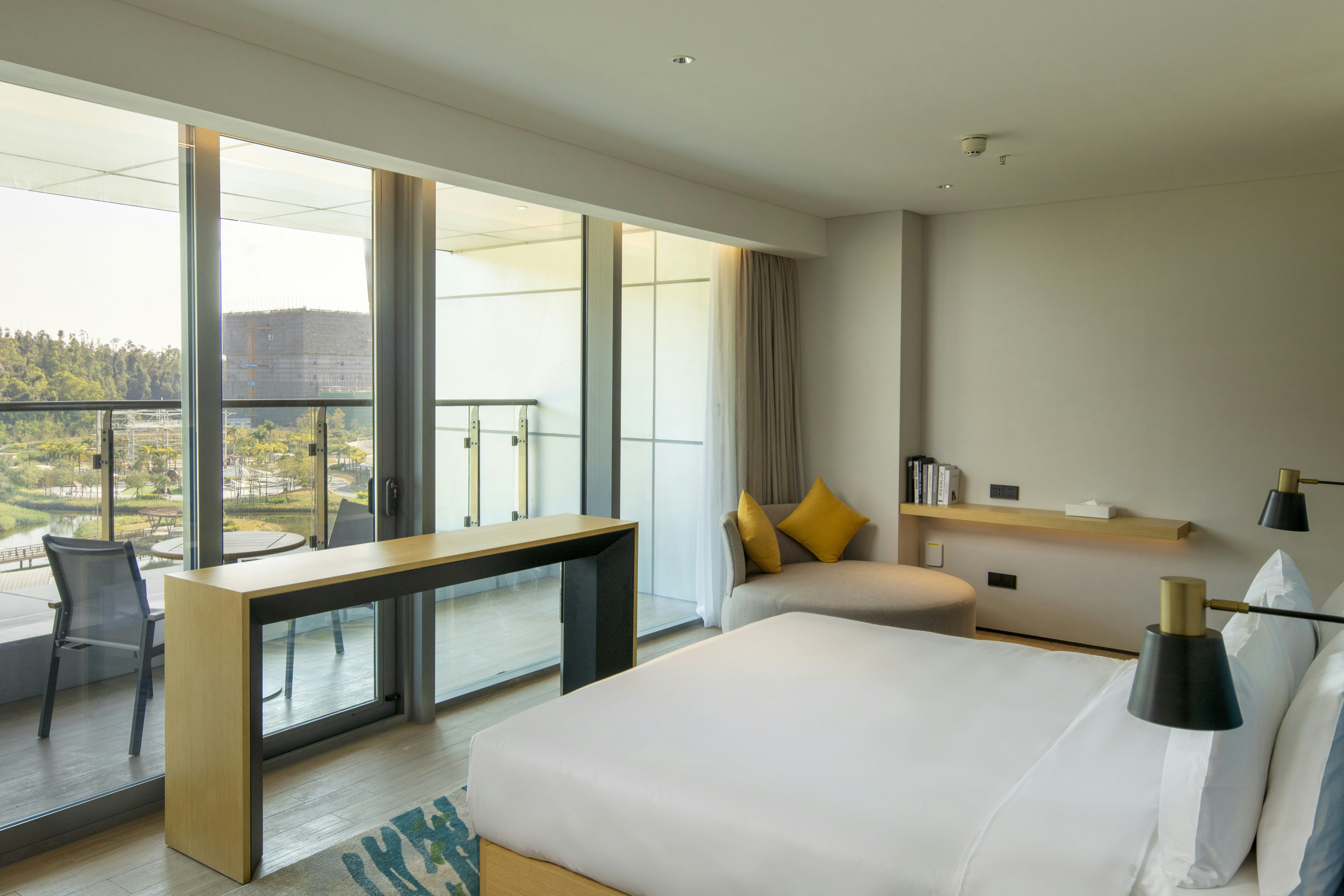 DELUXE, KING BED