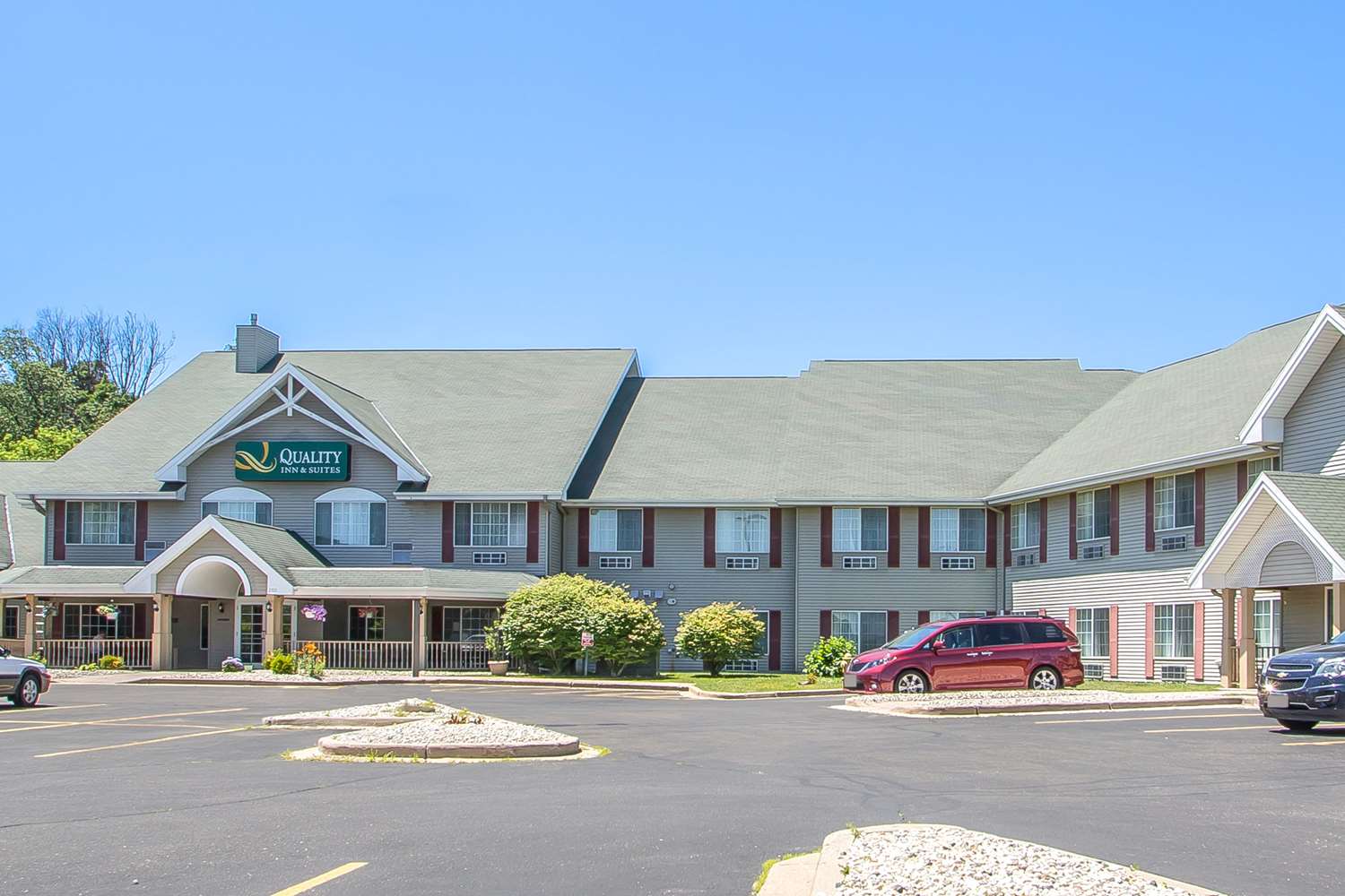 Quality Inn & Suites East Troy I-43 4/33
