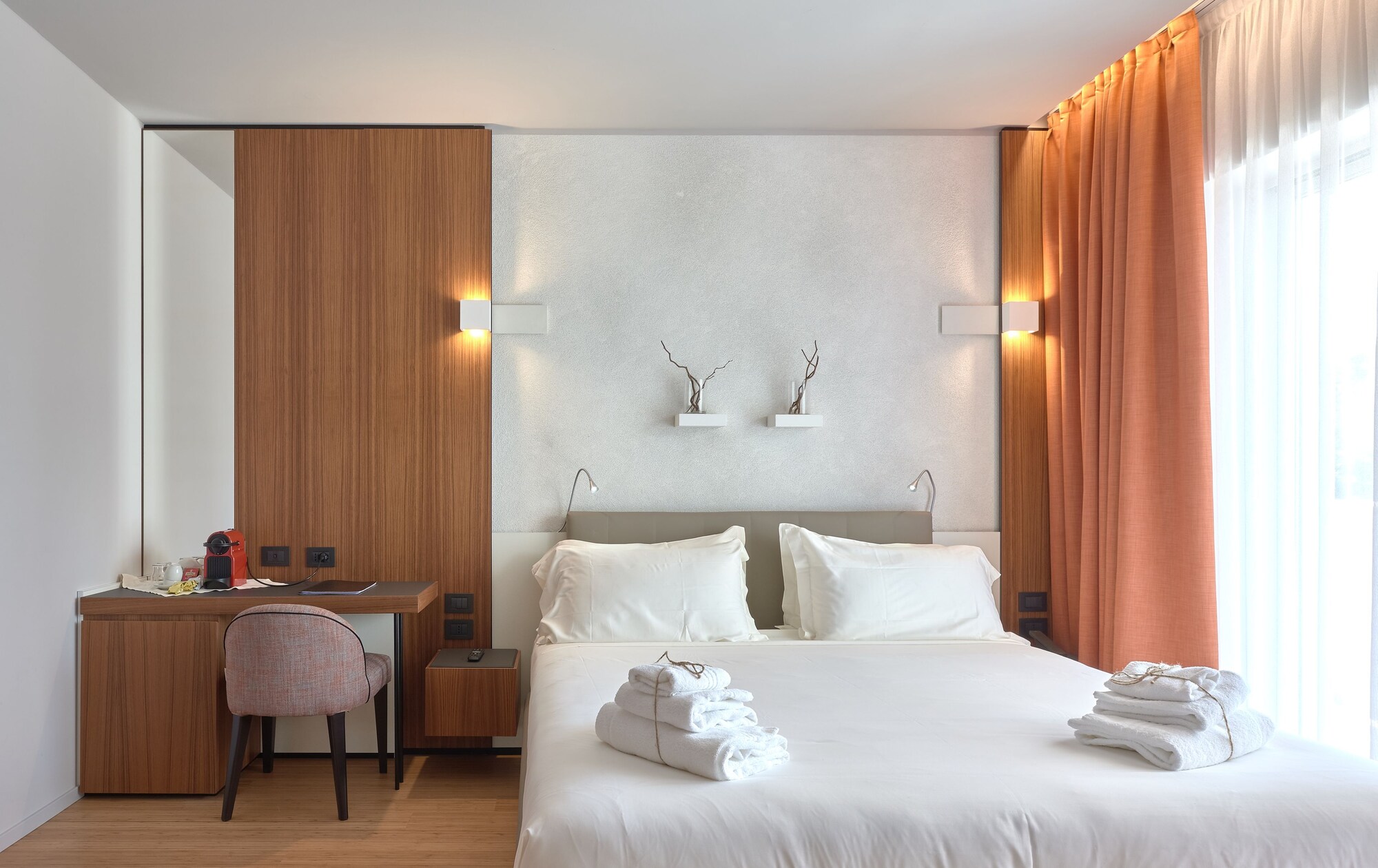 DELUXE, DOUBLE OR TWIN BED