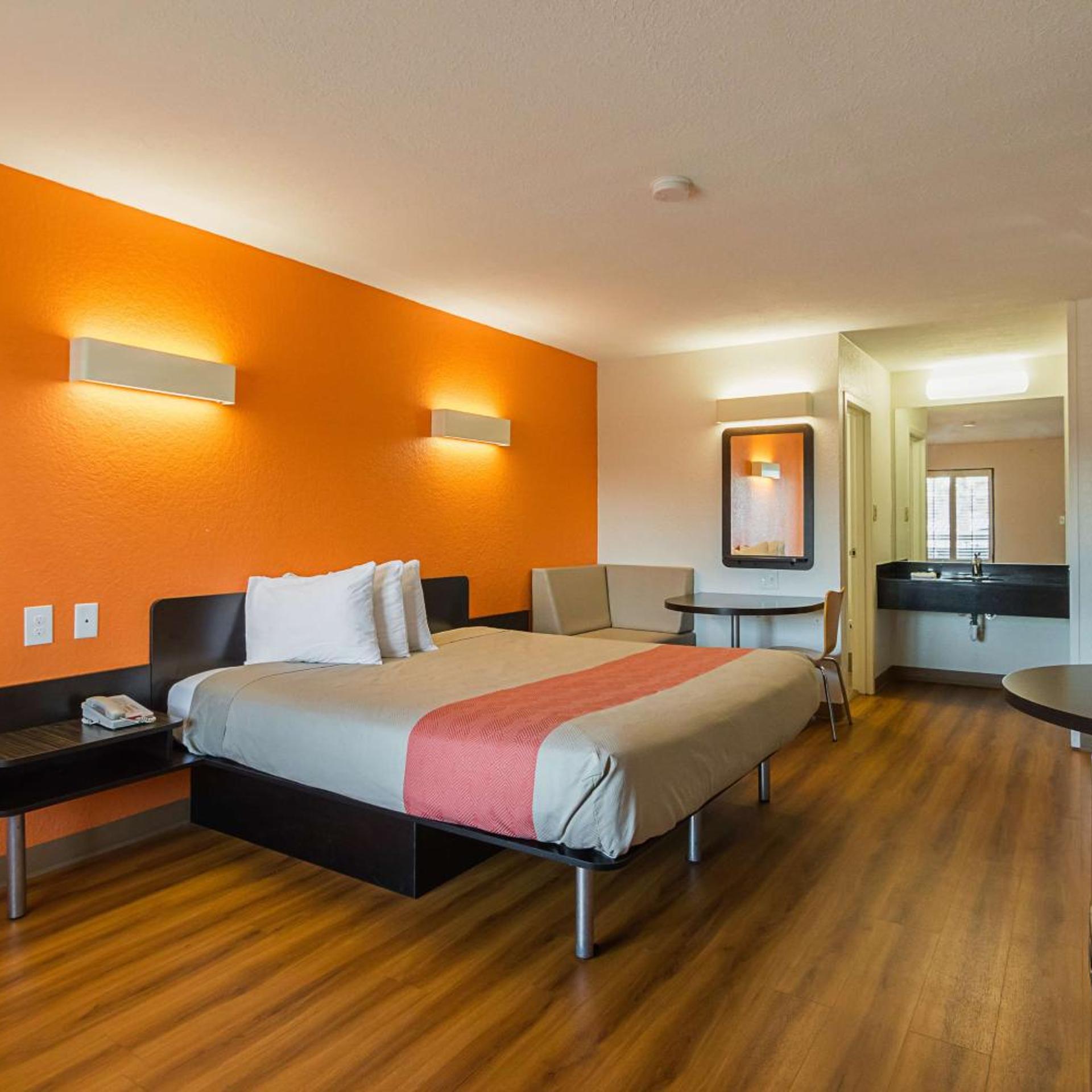 ROOM, KING BED