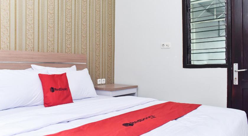 RedDoorz Plus near Malang Town Square 25/50