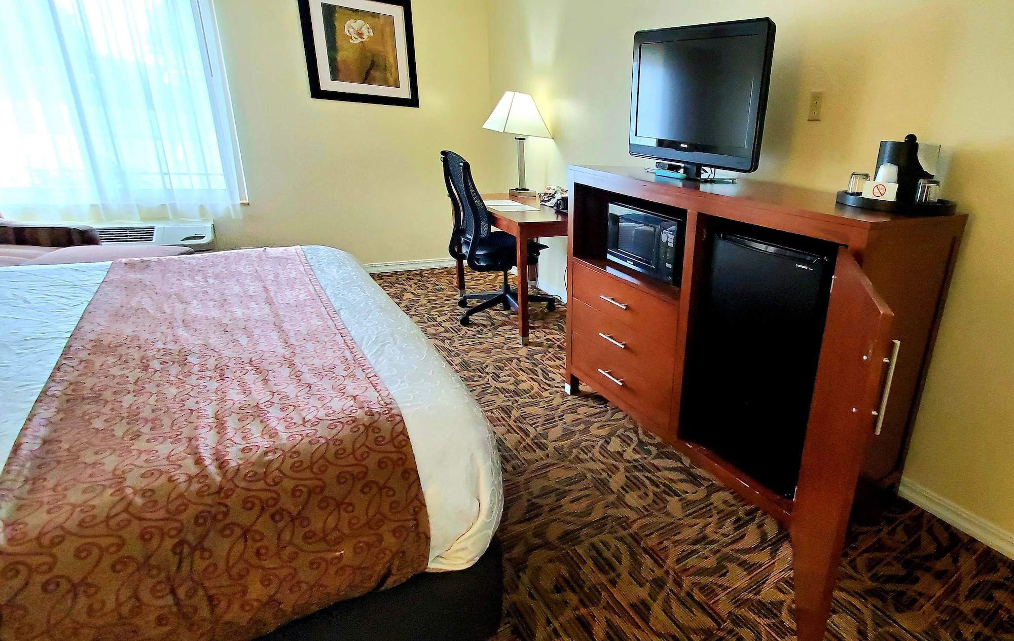 غرفة قياسية كبيرة بسرير كينج، Best Western Plus Northwoods Inn 5/9