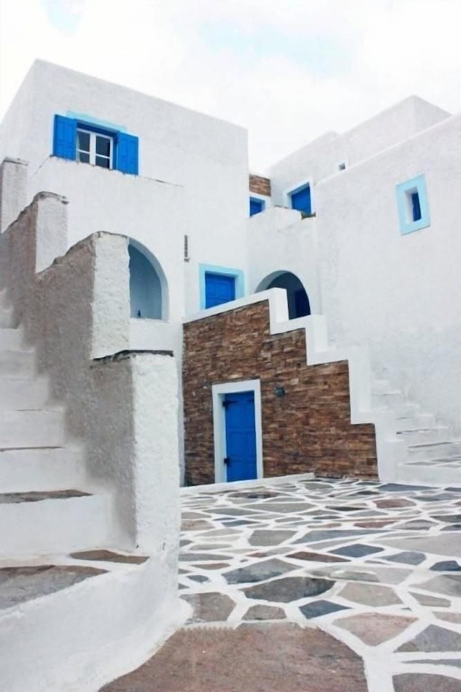 Naxos Holidays 40/64
