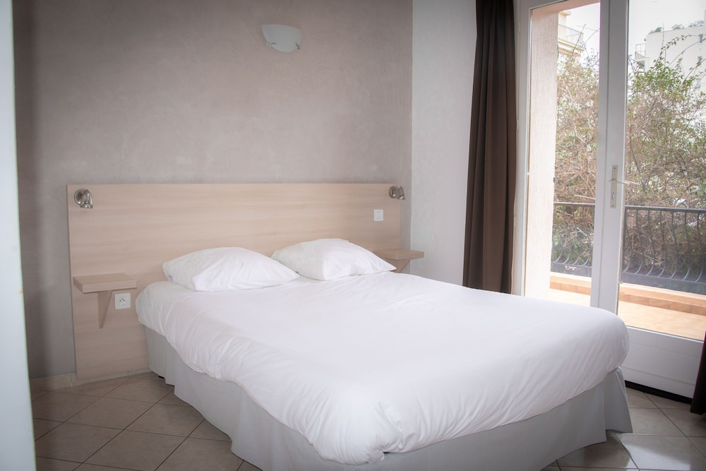 Hôtel Reine D'Azur 16/50