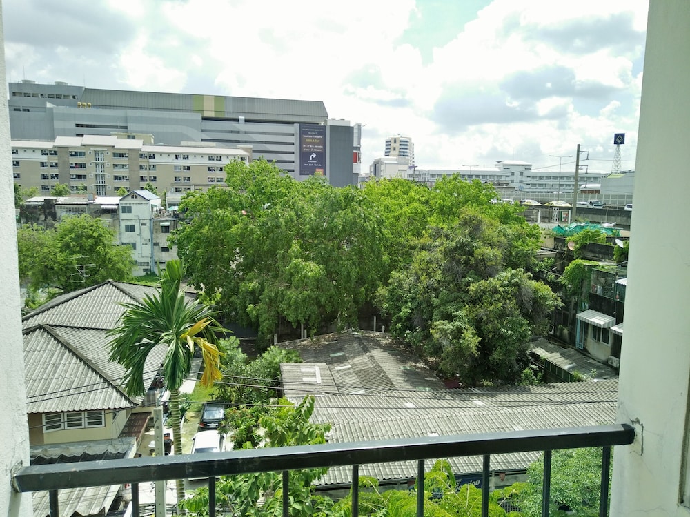 Jl Bangkok 45/49