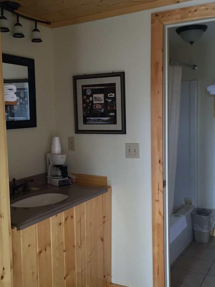 Z Bar Cabins and Motel 7/43