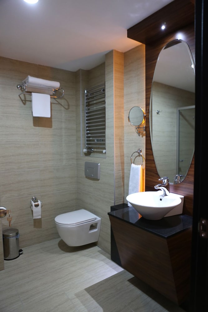 Madame Tadia Hotel 9/43
