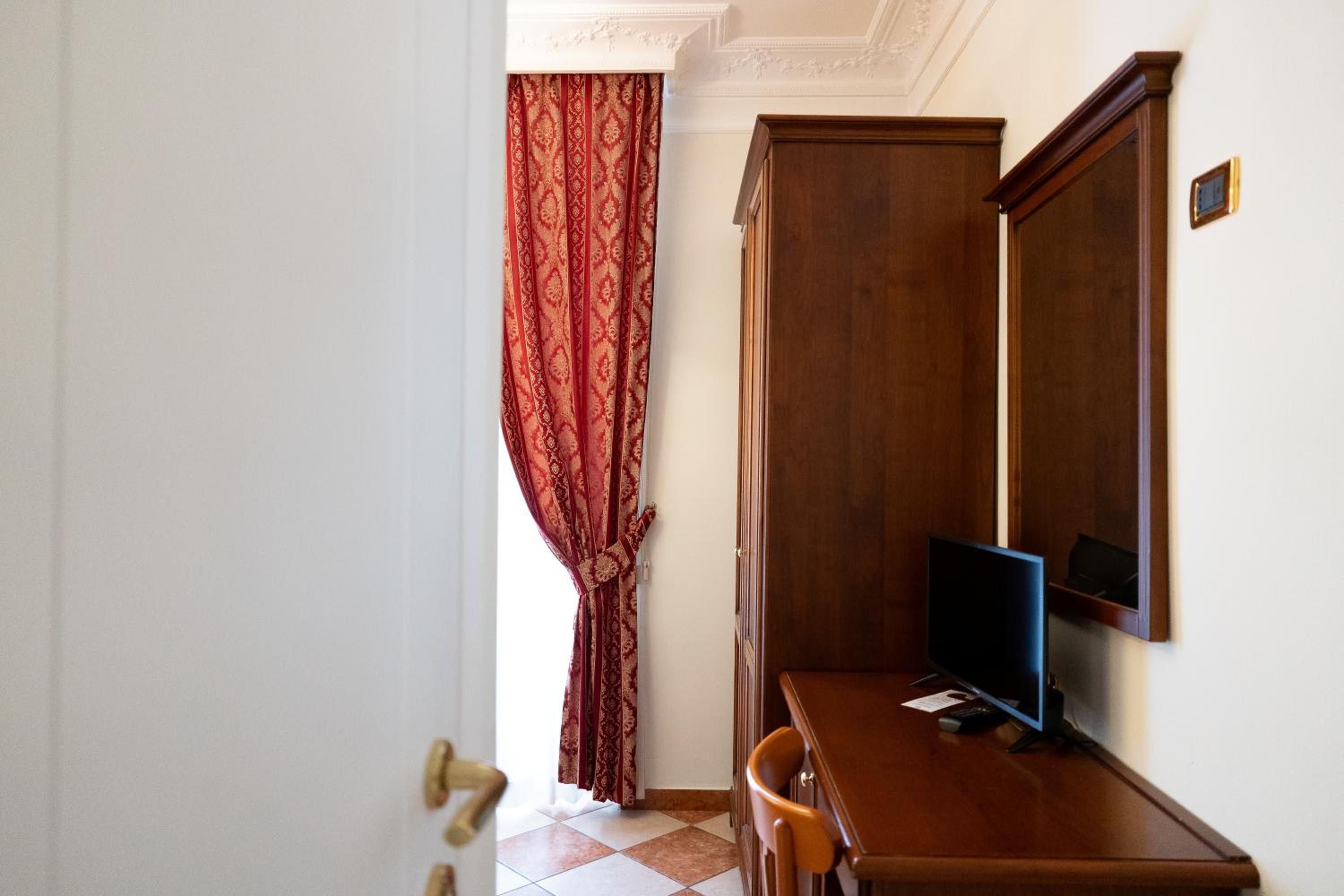 Room, Double Bed, Small
