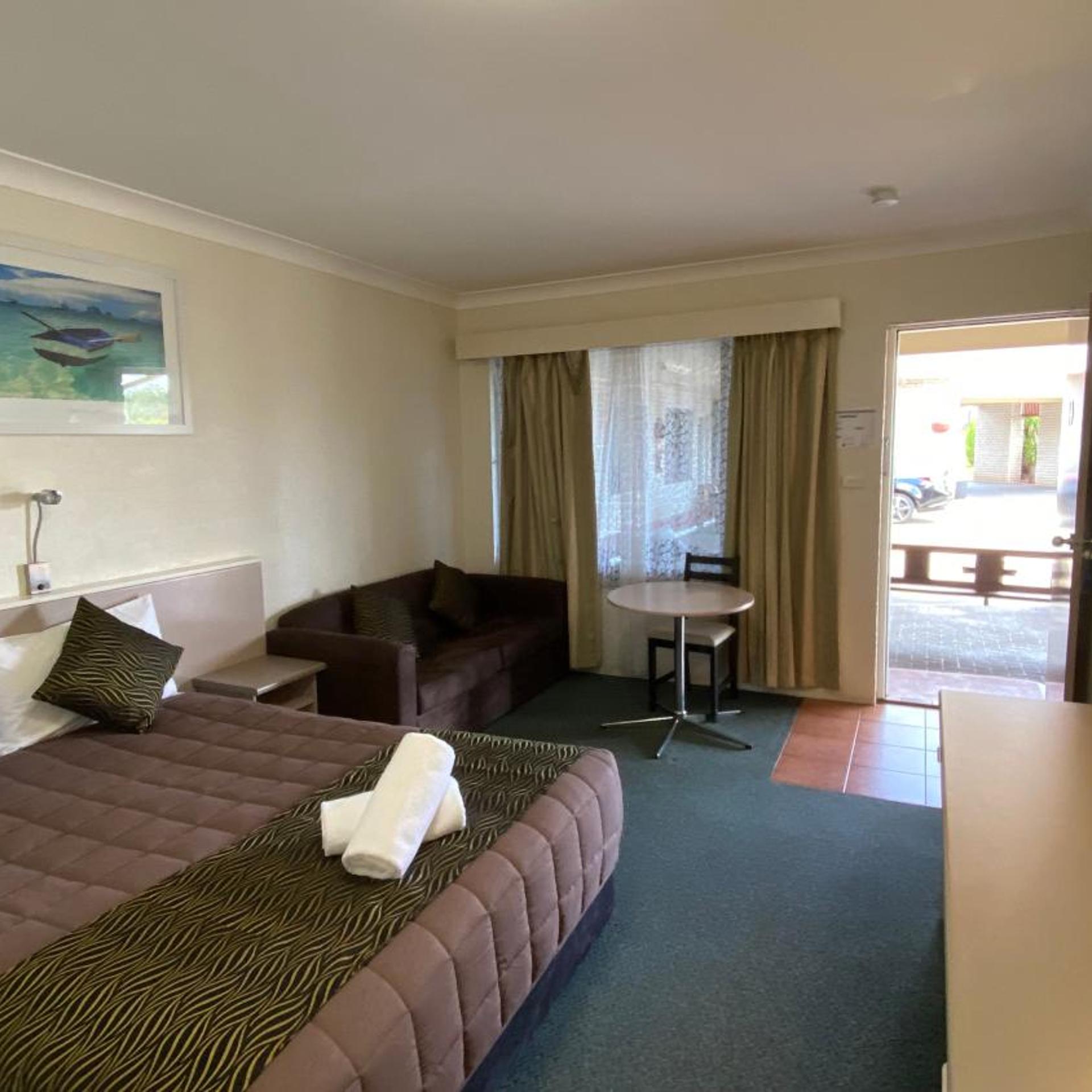 جناح تنفيذي، Sapphire City Motor Inn Inverell 2/8