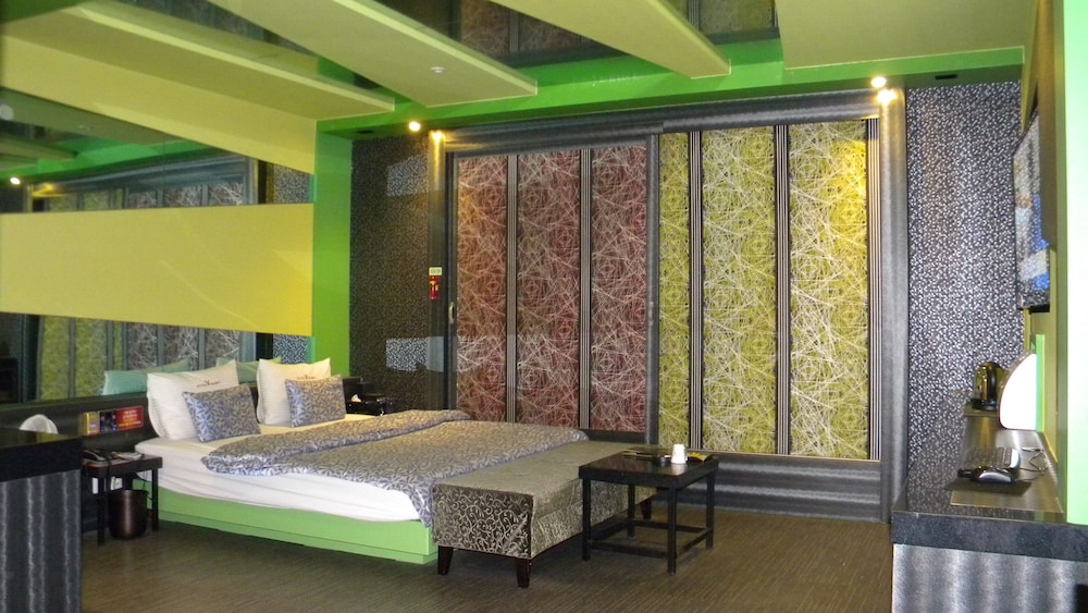 V Hotel 17/44