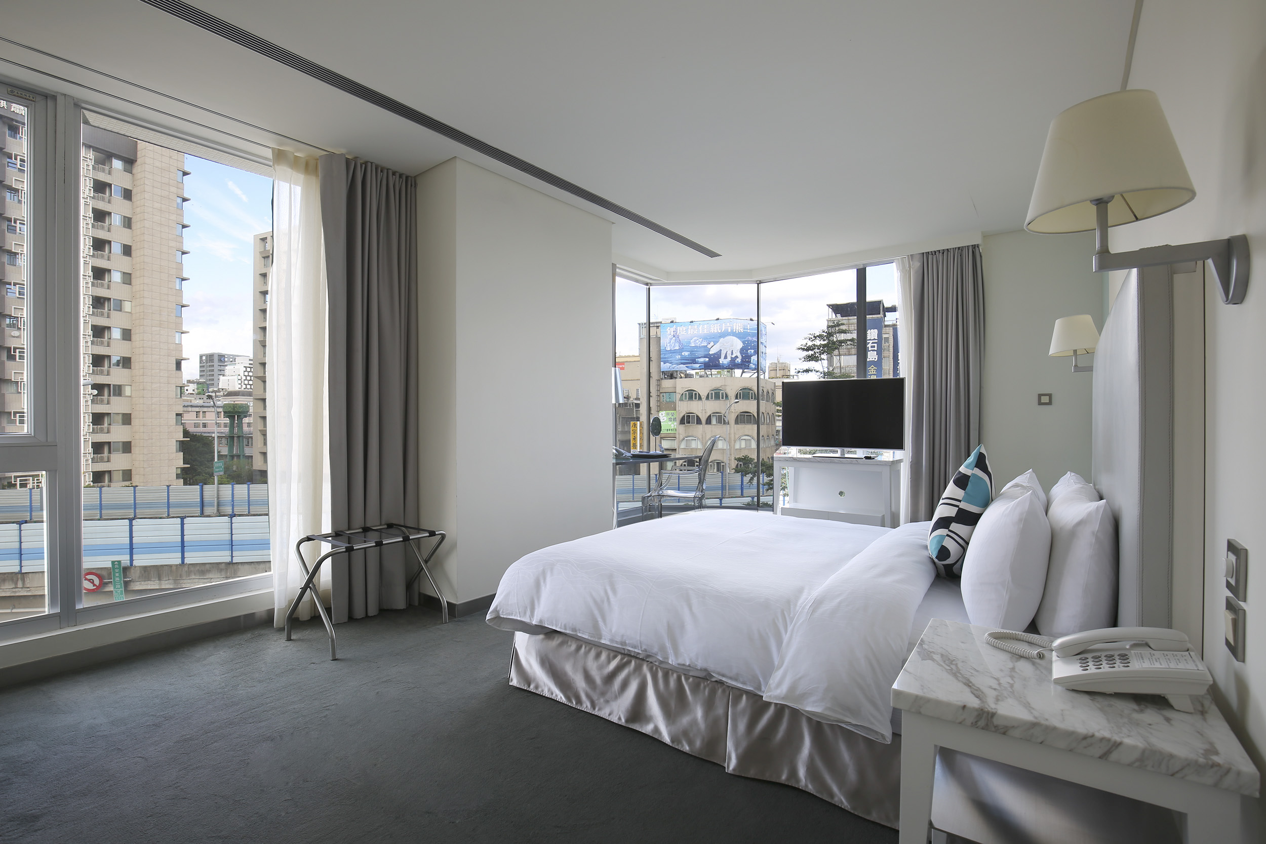 غرفة ركنية بسرير مزدوج بإطلالة على المدينة، Ambience Hotel 2/5
