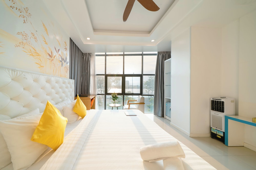 DELUXE, DOUBLE BED, RIVER VIEW, BATHTUB